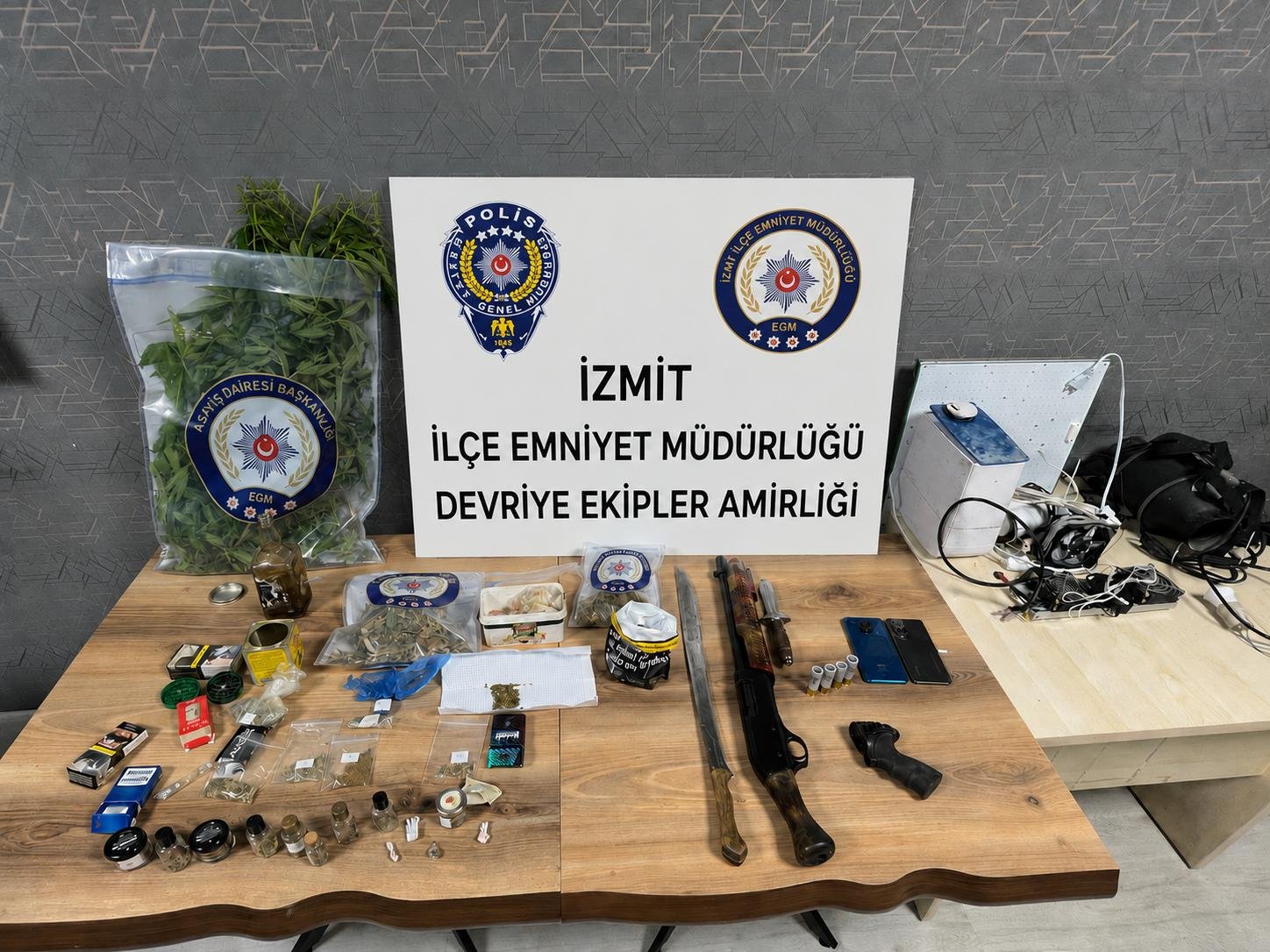Kocaeli’de Uyuşturucu Operasyonu: Evden Uyuşturucu, Silah Ve Kılıç Çıktı
