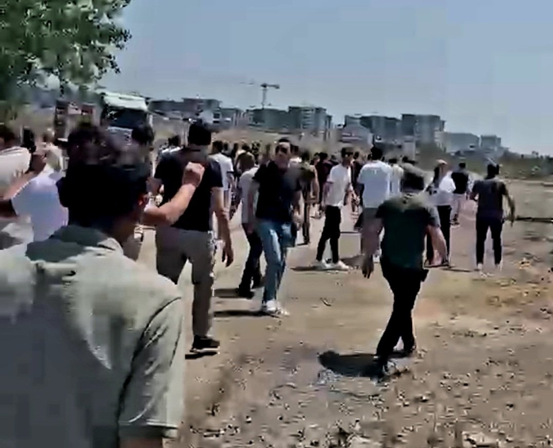 Körfez'de Tır Parkı Krizi Büyüyor: Mahalle Ayağa Kalktı, Polisle Gerilim Yaşandı